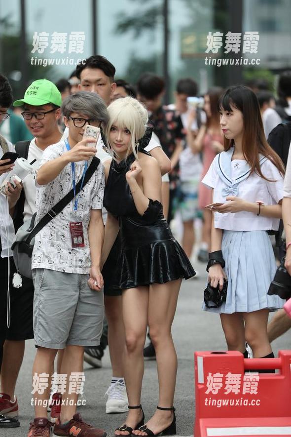 魔镜街拍：在线原图，看到高跟和皮裤，我的脑海里就开始漫游。