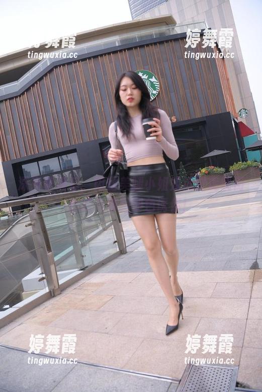 深夜醉酒后，肉丝美腿小姐姐透过魔镜街拍的免费图册色诱你！
